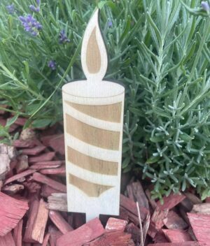 Lesena gravirana nagrobna sveča z napisom počivaj v miru je poseben in čustven izdelek, namenjen spominjanju in čaščenju preminulih. Izdelana je iz visokokakovostnega lesa, ki je trajen in odporen na zunanje vplive.