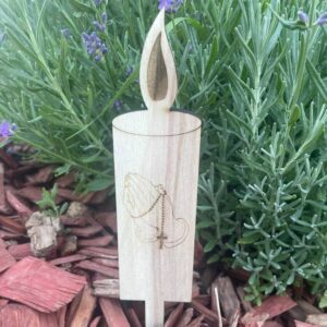 Lesena gravirana nagrobna sveča z napisom počivaj v miru je poseben in čustven izdelek, namenjen spominjanju in čaščenju preminulih. Izdelana je iz visokokakovostnega lesa, ki je trajen in odporen na zunanje vplive.