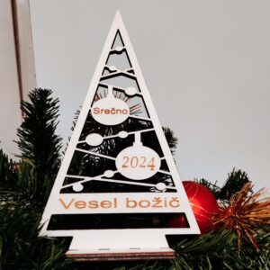 Slika lesene dekoracije v obliki božičnega okraska, ročno izdelane iz naravnega lesa. Božični okrasek za praznično vzdušje v domu.