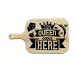 Gravirana deska za rezanje "The queen cooks here"