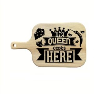 Gravirana deska za rezanje "The queen cooks here"