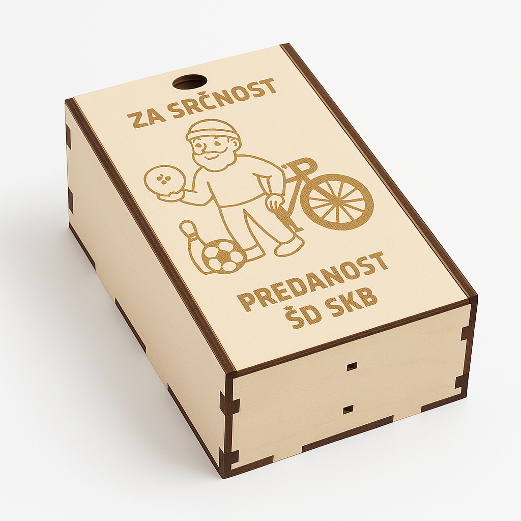 Elegantna lesena darilna škatla je popolna izbira za vse, ki želijo podariti osebno, unikatno in kakovostno darilo. Izdelana je iz naravnega lesa, natančno lasersko izrezana in sestavljena z lepim drsnim pokrovom. Primerna je za steklenico vina, prisrčnico, čokolado ali druge osebne dodatke.
